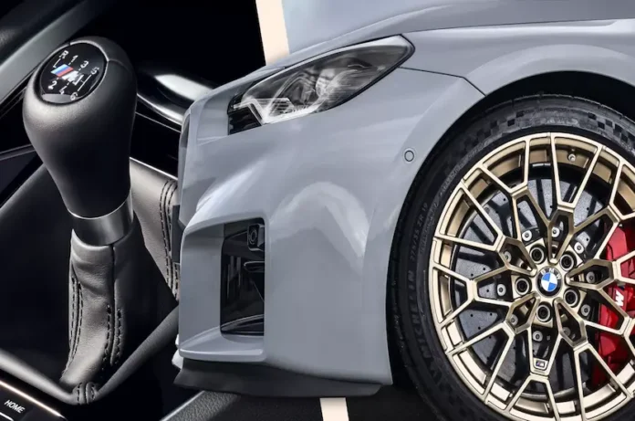 Yeni nesil BMW M serisi performans otomobili ve kokpit detayları.