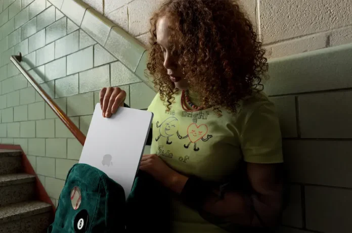 Apple'ın yeni M5 çipli MacBook Air modelinin tasarımını ve teknik özelliklerini özetleyen görsel.