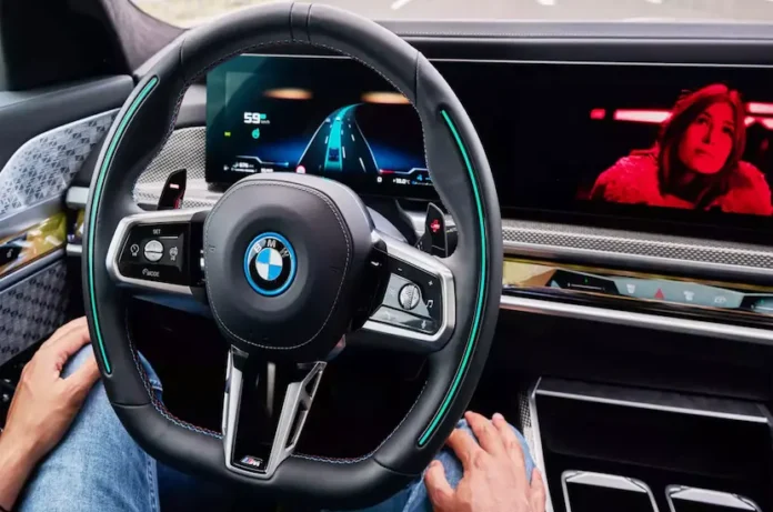 Yeni BMW 7 Serisi kokpit tasarımı ve devre dışı bırakılan otonom sürüş sistemi görseli