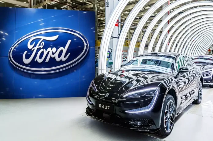 2025 dünya otomobil satış sıralamasında BYD markasının Ford'u geride bırakmasını simgeleyen grafik ve araç görselleri