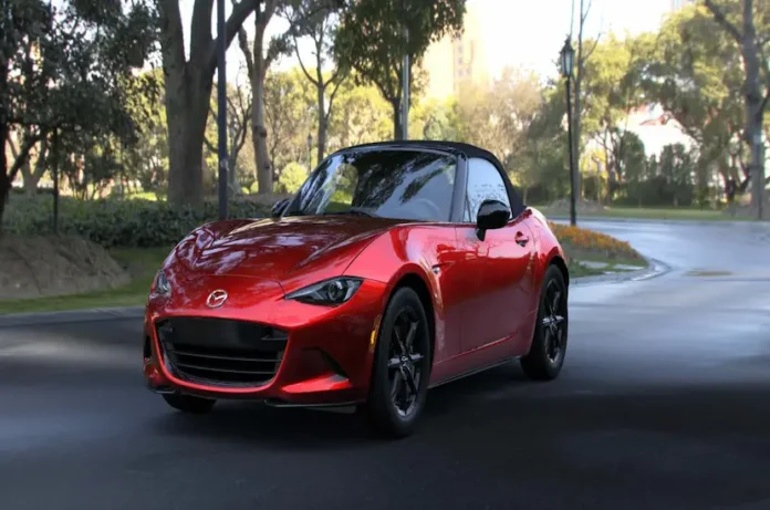 Kırmızı renkli yeni Mazda MX-5 NE roadster konsept otomobil tasarımı